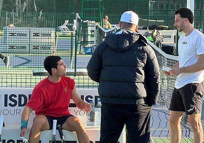 El tenista murciano, junto a Pedro Martínez.